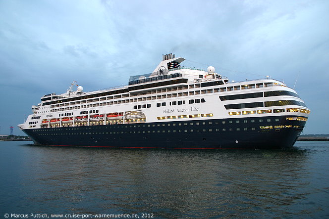 Das Kreuzfahrtschiff RYNDAM von der Kreuzfahrtreederei Holland America Line am 12. Juni 2012 im Kreuzfahrthafen Warnem&uuml;nde in der Hansestadt Rostock (Erstanlauf).