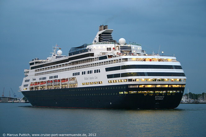 Das Kreuzfahrtschiff RYNDAM von der Kreuzfahrtreederei Holland America Line am 12. Juni 2012 im Kreuzfahrthafen Warnem&uuml;nde in der Hansestadt Rostock (Erstanlauf).