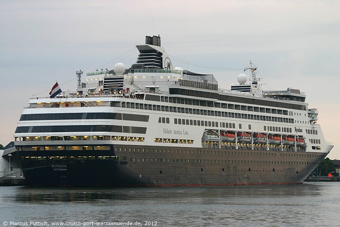 Das Kreuzfahrtschiff RYNDAM von der Kreuzfahrtreederei Holland America Line am 12. Juni 2012 im Kreuzfahrthafen Warnem&uuml;nde in der Hansestadt Rostock (Erstanlauf).