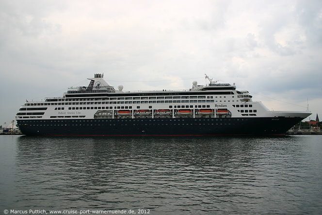 Das Kreuzfahrtschiff RYNDAM von der Kreuzfahrtreederei Holland America Line am 12. Juni 2012 im Kreuzfahrthafen Warnem&uuml;nde in der Hansestadt Rostock (Erstanlauf).