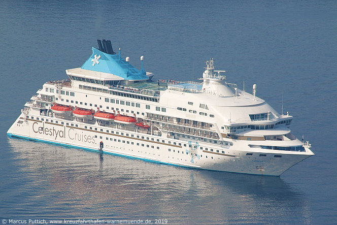 Das Kreuzfahrtschiff CELESTYAL CRISTAL am 18. Oktober 2019 vor der Insel Santorin (Griechenland).