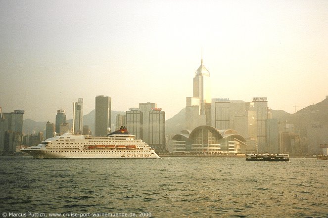 Das Kreuzfahrtschiff SUPERSTAR TAURUS am 07. Februar 2000 in Hong Kong (China).