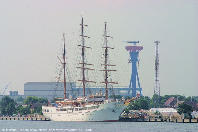 Das Kreuzfahrtschiff SEA CLOUD II am 30. Juli 2006 im Ostseebad Warnem&uuml;nde.