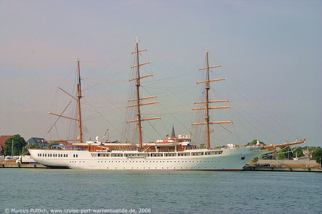 Das Kreuzfahrtschiff SEA CLOUD II am 30. Juli 2006 im Ostseebad Warnem&uuml;nde.