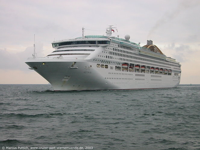Das Kreuzfahrtschiff ADONIA von der Kreuzfahrtreederei P&O Cruises am 08. Juli 2003 im Kreuzfahrthafen Warnem&uuml;nde in der Hansestadt Rostock (Erstanlauf).