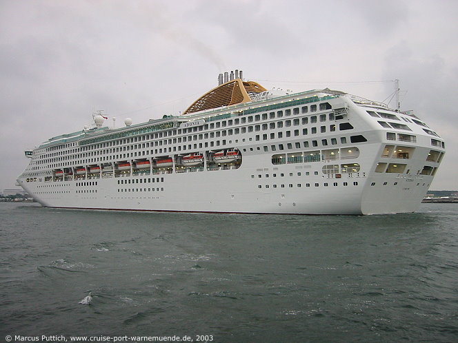 Das Kreuzfahrtschiff ADONIA von der Kreuzfahrtreederei P&O Cruises am 08. Juli 2003 im Kreuzfahrthafen Warnem&uuml;nde in der Hansestadt Rostock (Erstanlauf).