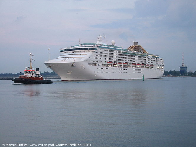 Das Kreuzfahrtschiff ADONIA von der Kreuzfahrtreederei P&O Cruises am 08. Juli 2003 im Kreuzfahrthafen Warnem&uuml;nde in der Hansestadt Rostock (Erstanlauf).