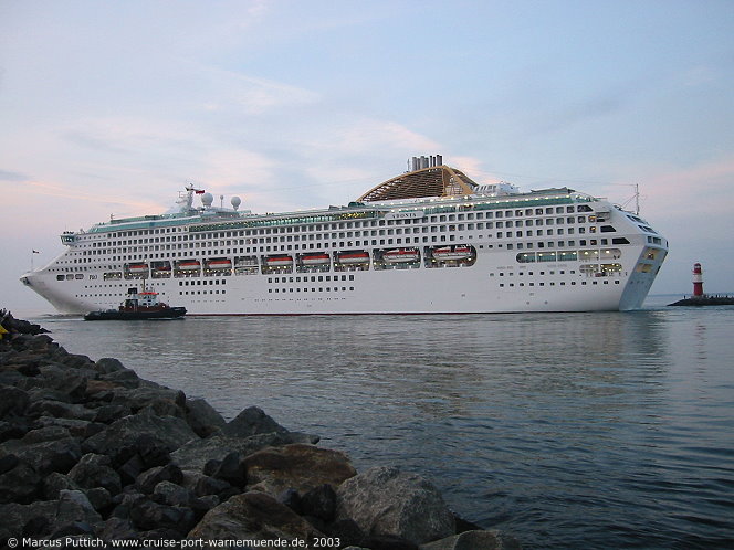 Das Kreuzfahrtschiff ADONIA von der Kreuzfahrtreederei P&O Cruises am 08. Juli 2003 im Kreuzfahrthafen Warnem&uuml;nde in der Hansestadt Rostock (Erstanlauf).