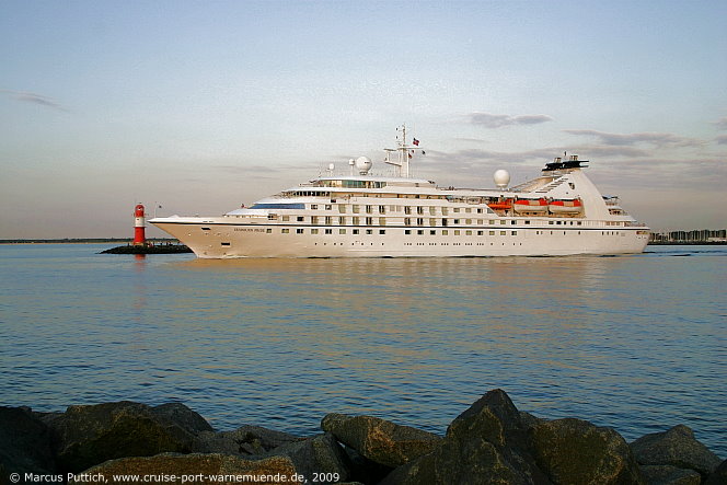 Das Kreuzfahrtschiff SEABOURN PRIDE am 28. Juli 2009 im Kreuzfahrthafen Warnemünde in der Hansestadt Rostock.