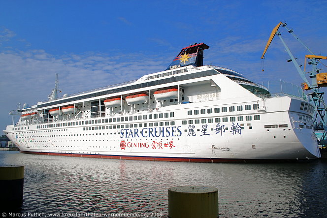 Das Kreuzfahrtschiff SUPERSTAR LIBRA am 13. Juli 2019 in Wismar (Deutschland).