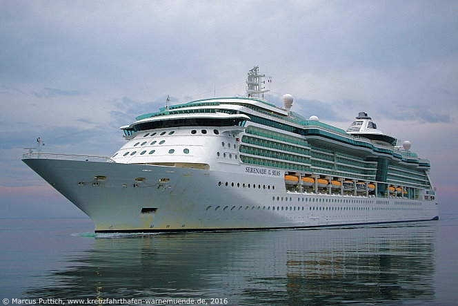 Das Kreuzfahrtschiff SERENADE OF THE SEAS am 17. Juni 2016 im Kreuzfahrthafen Warnem&uuml;nde in der Hansestadt Rostock.