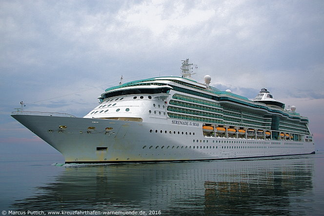 Das Kreuzfahrtschiff SERENADE OF THE SEAS am 17. Juni 2016 im Kreuzfahrthafen Warnem&uuml;nde in der Hansestadt Rostock.