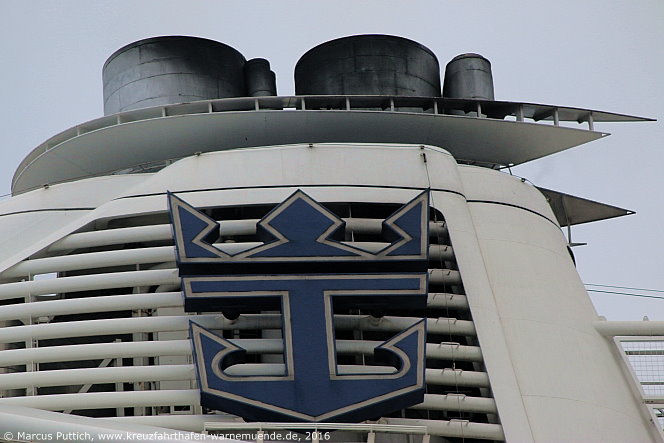 Das Kreuzfahrtschiff SERENADE OF THE SEAS am 17. Juni 2016 im Kreuzfahrthafen Warnem&uuml;nde in der Hansestadt Rostock.