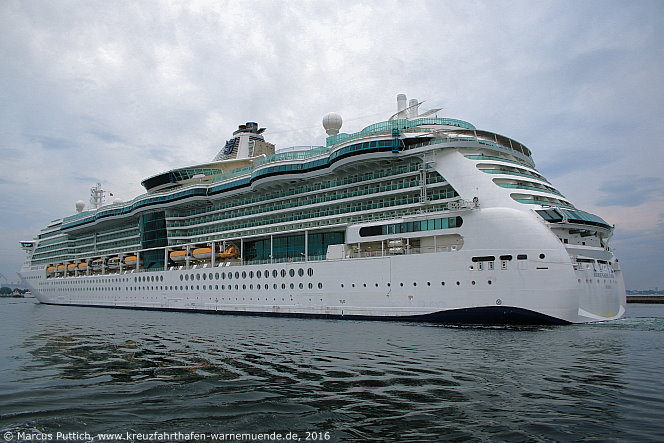 Das Kreuzfahrtschiff SERENADE OF THE SEAS am 17. Juni 2016 im Kreuzfahrthafen Warnem&uuml;nde in der Hansestadt Rostock.