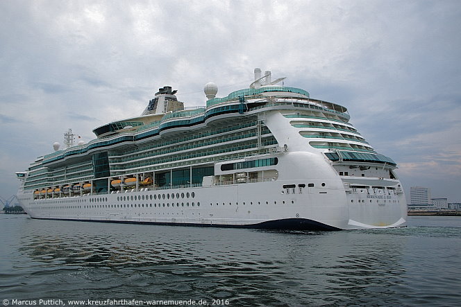 Das Kreuzfahrtschiff SERENADE OF THE SEAS am 17. Juni 2016 im Kreuzfahrthafen Warnem&uuml;nde in der Hansestadt Rostock.