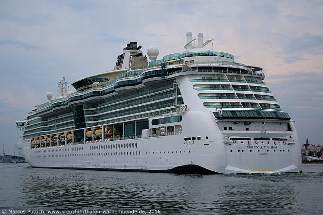 Das Kreuzfahrtschiff SERENADE OF THE SEAS am 17. Juni 2016 im Kreuzfahrthafen Warnem&uuml;nde in der Hansestadt Rostock.