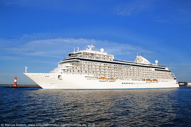 Das Kreuzfahrtschiff SEVEN SEAS EXPLORER am 29. Juli 2018 im Kreuzfahrthafen Warnem&uuml;nde in der Hansestadt Rostock.