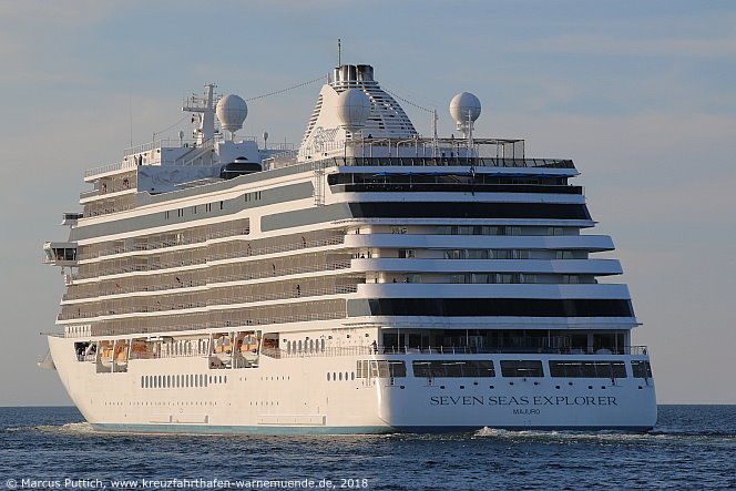 Das Kreuzfahrtschiff SEVEN SEAS EXPLORER am 29. Juli 2018 im Kreuzfahrthafen Warnem&uuml;nde in der Hansestadt Rostock.