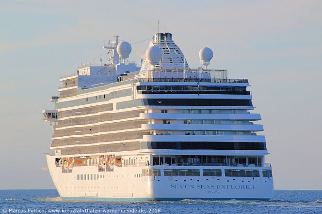 Das Kreuzfahrtschiff SEVEN SEAS EXPLORER am 29. Juli 2018 im Kreuzfahrthafen Warnem&uuml;nde in der Hansestadt Rostock.