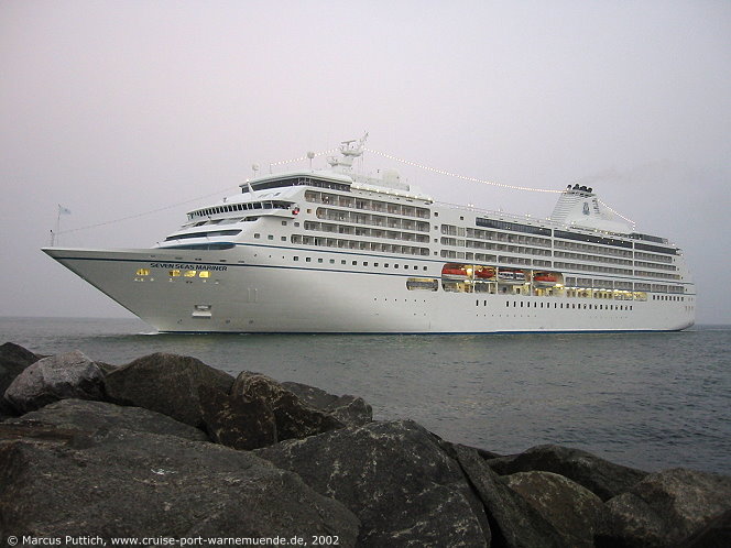 Das Kreuzfahrtschiff SEVEN SEAS MARINER am 31. August 2002 im Kreuzfahrthafen Warnem&uuml;nde in der Hansestadt Rostock (Erstanlauf).