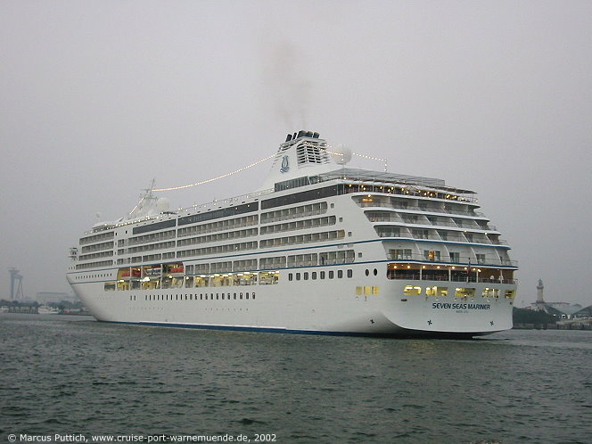Das Kreuzfahrtschiff SEVEN SEAS MARINER am 31. August 2002 im Kreuzfahrthafen Warnem&uuml;nde in der Hansestadt Rostock (Erstanlauf).