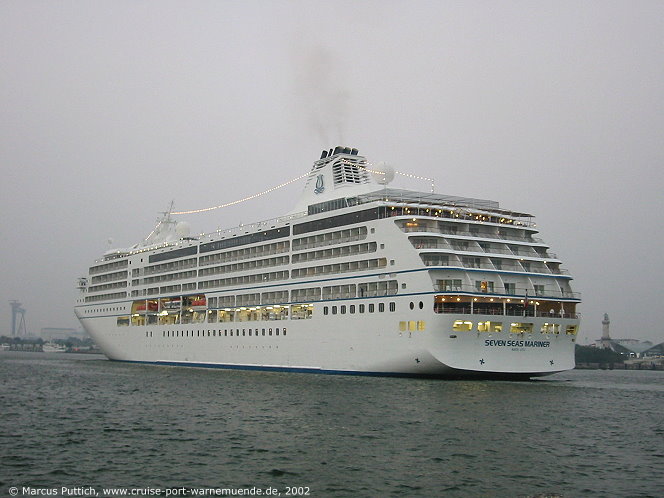 Das Kreuzfahrtschiff SEVEN SEAS MARINER am 31. August 2002 im Kreuzfahrthafen Warnemünde in der Hansestadt Rostock (Erstanlauf).