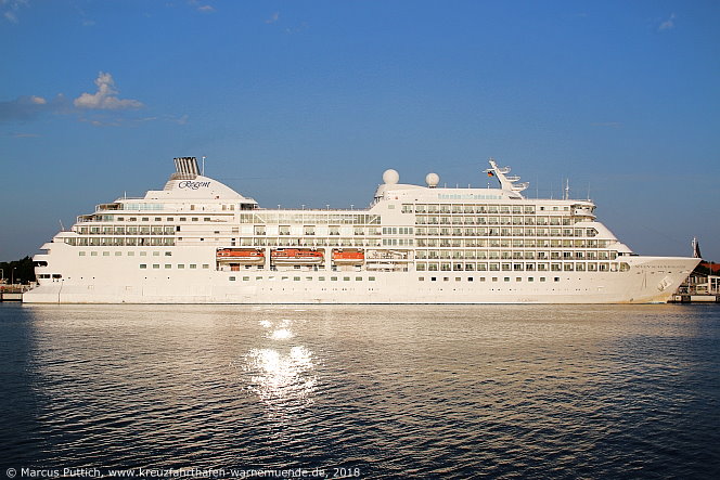 Das Kreuzfahrtschiff SEVEN SEAS NAVIGATOR von der Kreuzfahrtreederei Regent Seven Seas Cruises am 31. Juli 2018 im Kreuzfahrthafen Warnemünde in der Hansestadt Rostock.
