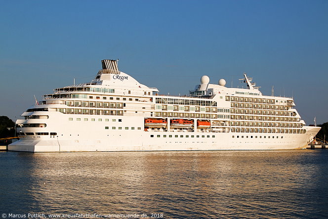 Das Kreuzfahrtschiff SEVEN SEAS NAVIGATOR von der Kreuzfahrtreederei Regent Seven Seas Cruises am 31. Juli 2018 im Kreuzfahrthafen Warnemünde in der Hansestadt Rostock.