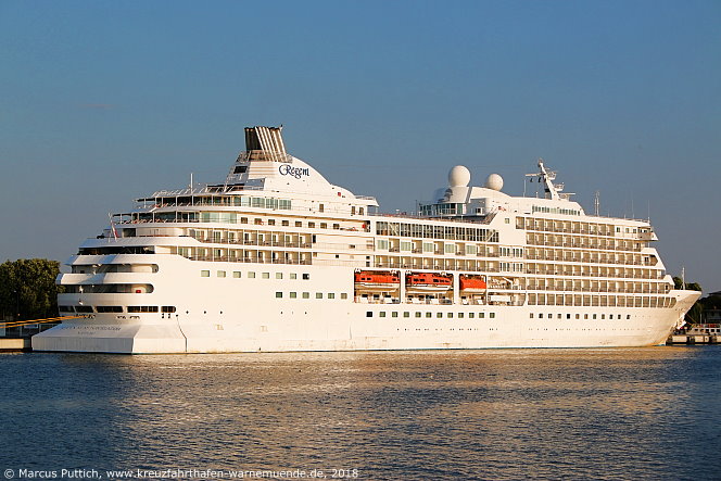 Das Kreuzfahrtschiff SEVEN SEAS NAVIGATOR von der Kreuzfahrtreederei Regent Seven Seas Cruises am 31. Juli 2018 im Kreuzfahrthafen Warnemünde in der Hansestadt Rostock.