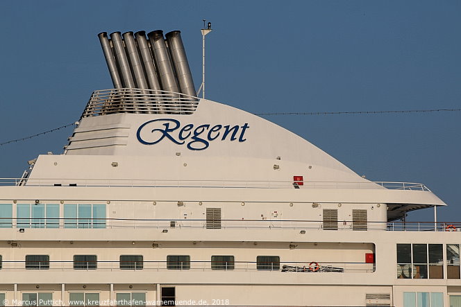 Das Kreuzfahrtschiff SEVEN SEAS NAVIGATOR von der Kreuzfahrtreederei Regent Seven Seas Cruises am 31. Juli 2018 im Kreuzfahrthafen Warnemünde in der Hansestadt Rostock.