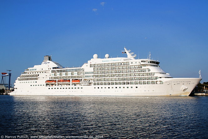 Das Kreuzfahrtschiff SEVEN SEAS NAVIGATOR von der Kreuzfahrtreederei Regent Seven Seas Cruises am 31. Juli 2018 im Kreuzfahrthafen Warnemünde in der Hansestadt Rostock.