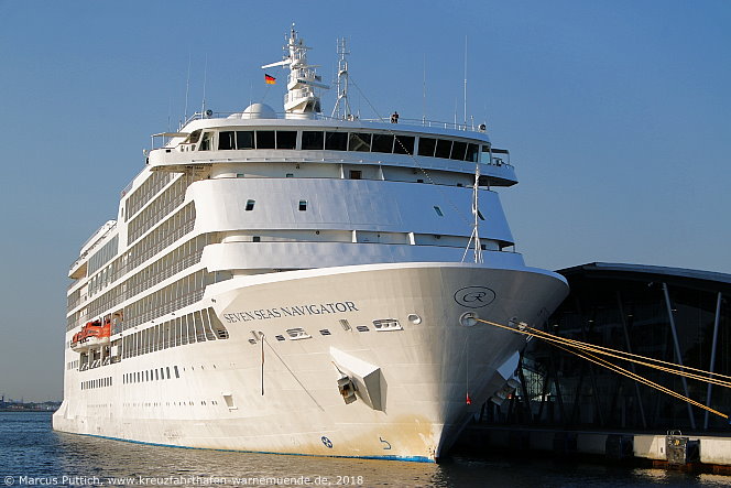 Das Kreuzfahrtschiff SEVEN SEAS NAVIGATOR von der Kreuzfahrtreederei Regent Seven Seas Cruises am 31. Juli 2018 im Kreuzfahrthafen Warnemünde in der Hansestadt Rostock.