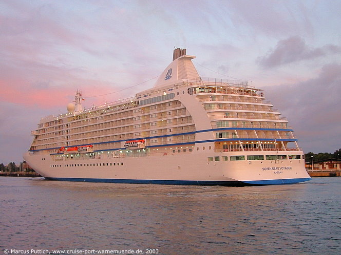 Das Kreuzfahrtschiff SEVEN SEAS VOYAGER von der Kreuzfahrtreederei Radisson Seven Seas Cruises am 26. August 2003 im Kreuzfahrthafen Warnem&uuml;nde in der Hansestadt Rostock (Erstanlauf).
