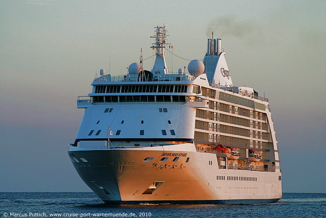 Das Kreuzfahrtschiff SEVEN SEAS VOYAGER von der Kreuzfahrtreederei Regent Seven Seas Cruises am 19. Juli 2010 im Kreuzfahrthafen Warnem&uuml;nde in der Hansestadt Rostock.