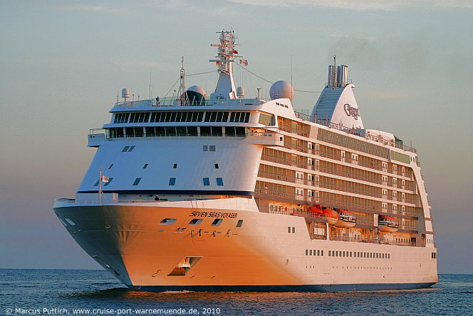 Das Kreuzfahrtschiff SEVEN SEAS VOYAGER von der Kreuzfahrtreederei Regent Seven Seas Cruises am 19. Juli 2010 im Kreuzfahrthafen Warnem&uuml;nde in der Hansestadt Rostock.