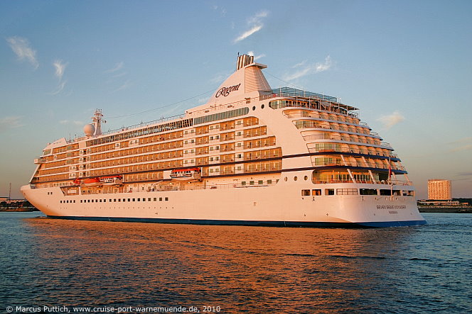 Das Kreuzfahrtschiff SEVEN SEAS VOYAGER von der Kreuzfahrtreederei Regent Seven Seas Cruises am 19. Juli 2010 im Kreuzfahrthafen Warnem&uuml;nde in der Hansestadt Rostock.