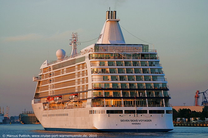 Das Kreuzfahrtschiff SEVEN SEAS VOYAGER von der Kreuzfahrtreederei Regent Seven Seas Cruises am 19. Juli 2010 im Kreuzfahrthafen Warnem&uuml;nde in der Hansestadt Rostock.