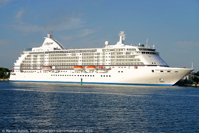 Das Kreuzfahrtschiff SEVEN SEAS VOYAGER von der Kreuzfahrtreederei Regent Seven Seas Cruises am 19. Juli 2010 im Kreuzfahrthafen Warnem&uuml;nde in der Hansestadt Rostock.