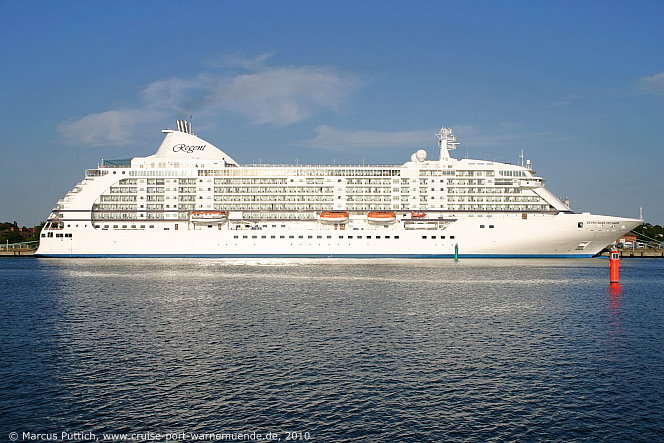 Das Kreuzfahrtschiff SEVEN SEAS VOYAGER von der Kreuzfahrtreederei Regent Seven Seas Cruises am 19. Juli 2010 im Kreuzfahrthafen Warnem&uuml;nde in der Hansestadt Rostock.