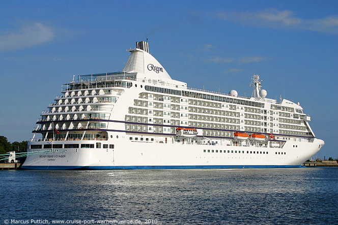 Das Kreuzfahrtschiff SEVEN SEAS VOYAGER von der Kreuzfahrtreederei Regent Seven Seas Cruises am 19. Juli 2010 im Kreuzfahrthafen Warnem&uuml;nde in der Hansestadt Rostock.