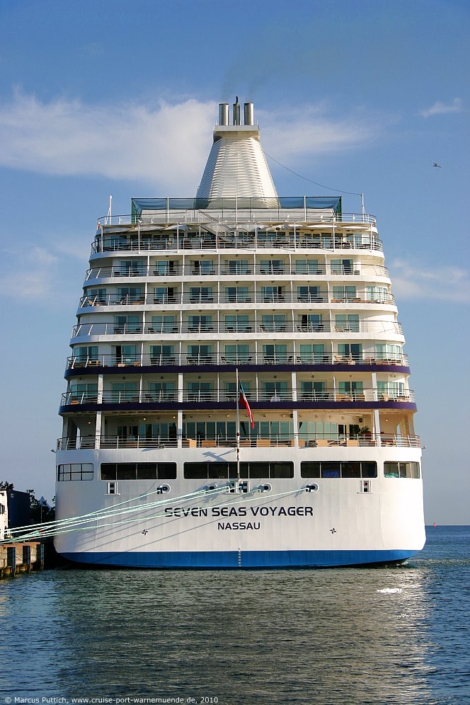 Das Kreuzfahrtschiff SEVEN SEAS VOYAGER von der Kreuzfahrtreederei Regent Seven Seas Cruises am 19. Juli 2010 im Kreuzfahrthafen Warnem&uuml;nde in der Hansestadt Rostock.