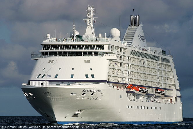 Das Kreuzfahrtschiff SEVEN SEAS VOYAGER von der Kreuzfahrtreederei Regent Seven Seas Cruises am 01. September 2012 im Kreuzfahrthafen Warnem&uuml;nde in der Hansestadt Rostock.
