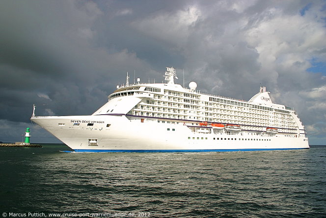 Das Kreuzfahrtschiff SEVEN SEAS VOYAGER von der Kreuzfahrtreederei Regent Seven Seas Cruises am 01. September 2012 im Kreuzfahrthafen Warnem&uuml;nde in der Hansestadt Rostock.