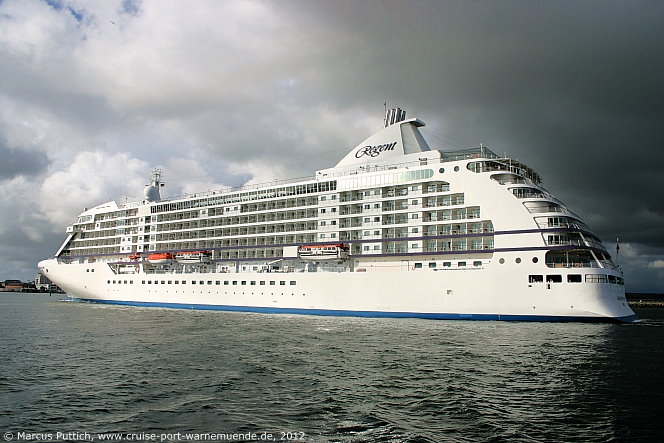 Das Kreuzfahrtschiff SEVEN SEAS VOYAGER von der Kreuzfahrtreederei Regent Seven Seas Cruises am 01. September 2012 im Kreuzfahrthafen Warnem&uuml;nde in der Hansestadt Rostock.