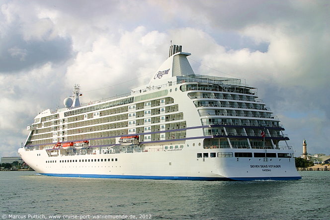 Das Kreuzfahrtschiff SEVEN SEAS VOYAGER von der Kreuzfahrtreederei Regent Seven Seas Cruises am 01. September 2012 im Kreuzfahrthafen Warnem&uuml;nde in der Hansestadt Rostock.