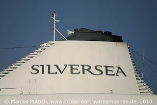 Das Kreuzfahrtschiff SILVER CLOUD am 31. Juli 2010 im Kreuzfahrthafen Warnem&uuml;nde in der Hansestadt Rostock.