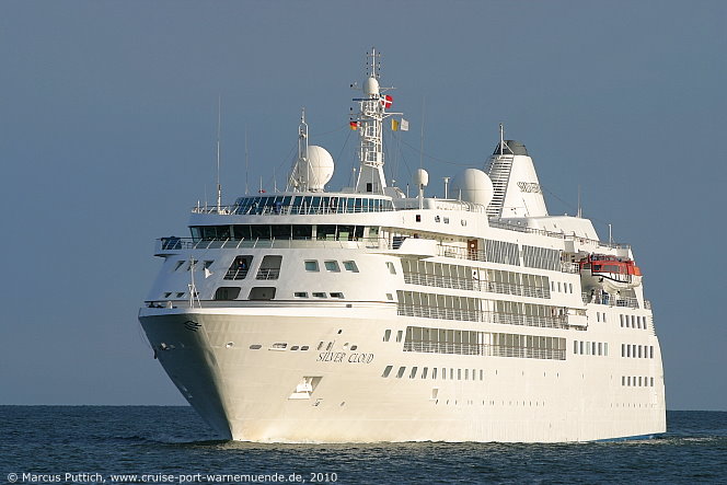 Das Kreuzfahrtschiff SILVER CLOUD am 31. Juli 2010 im Kreuzfahrthafen Warnem&uuml;nde in der Hansestadt Rostock.