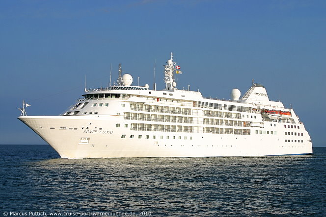 Das Kreuzfahrtschiff SILVER CLOUD am 31. Juli 2010 im Kreuzfahrthafen Warnem&uuml;nde in der Hansestadt Rostock.