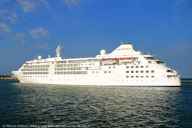 Das Kreuzfahrtschiff SILVER CLOUD am 31. Juli 2010 im Kreuzfahrthafen Warnem&uuml;nde in der Hansestadt Rostock.