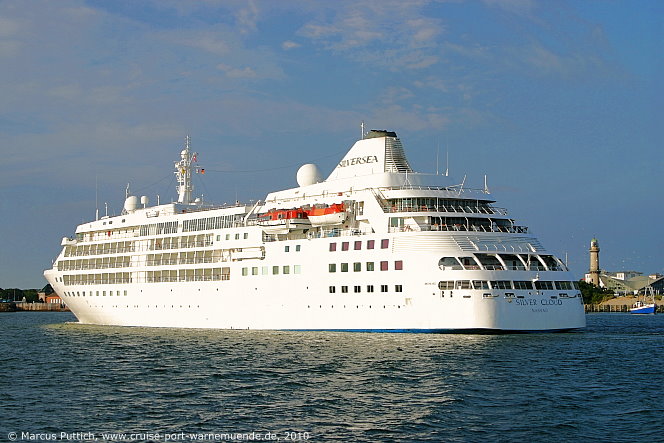 Das Kreuzfahrtschiff SILVER CLOUD am 31. Juli 2010 im Kreuzfahrthafen Warnem&uuml;nde in der Hansestadt Rostock.